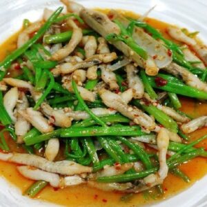 Móng tay xào rau muống